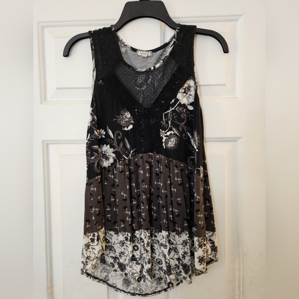 Eyeshadow S Floral Sleeveless Women's Top - Black and White